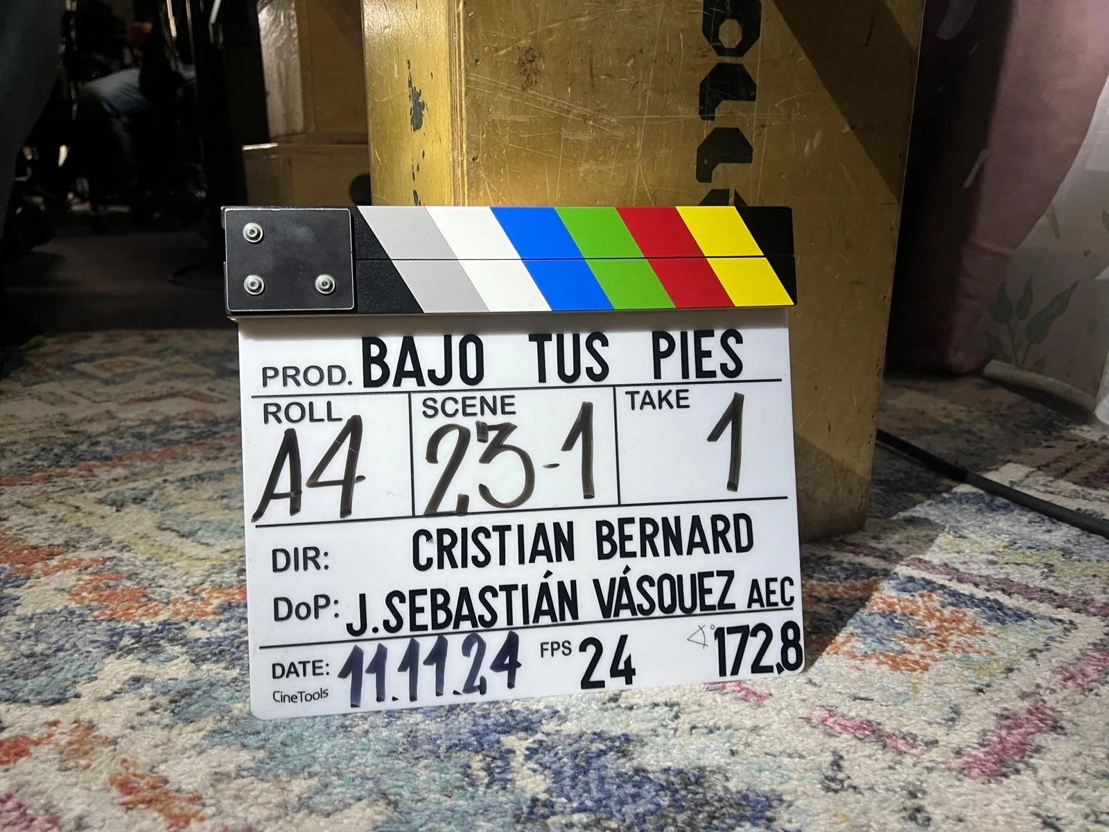 Claqueta de Bajo tus pies durante el rodaje, con equipo de CFS Grip