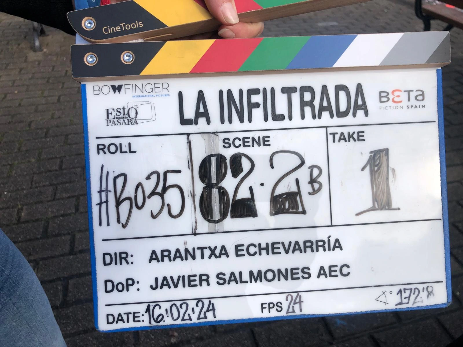 Claqueta de La infiltrada durante el rodaje, con equipo de CFS Grip