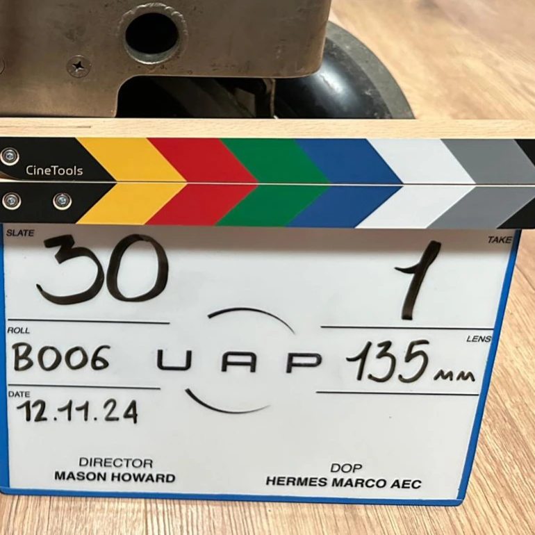 Claqueta de UAP durante el rodaje, con equipo de CFS Grip